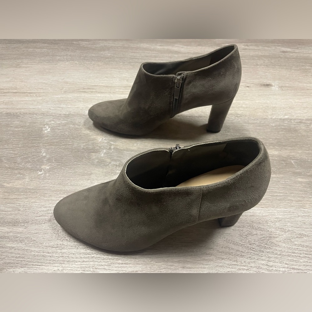 Via Spiga grey suede ankle booties block heel side zip closure Women’s Size 8M